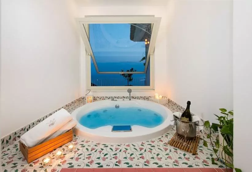 سوییت با چشمانداز دریا, Grand Hotel Tritone