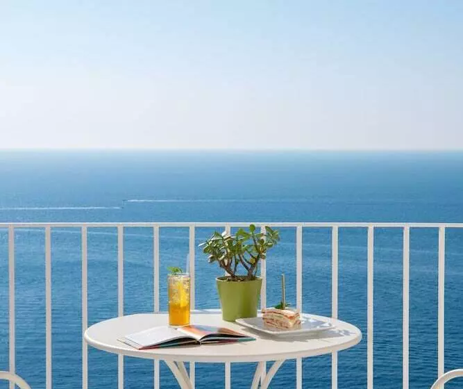 اتاق سه نفره دلوکس با چشمانداز دریا, Grand Hotel Tritone