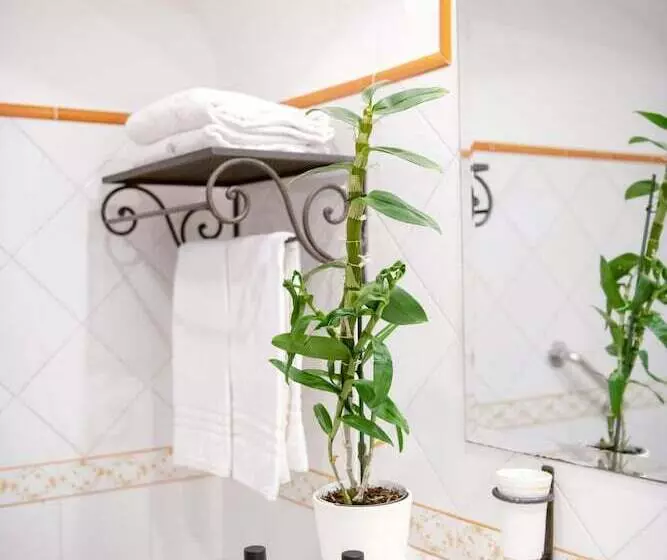 اتاق سه نفره دلوکس با چشمانداز دریا, Grand Hotel Tritone