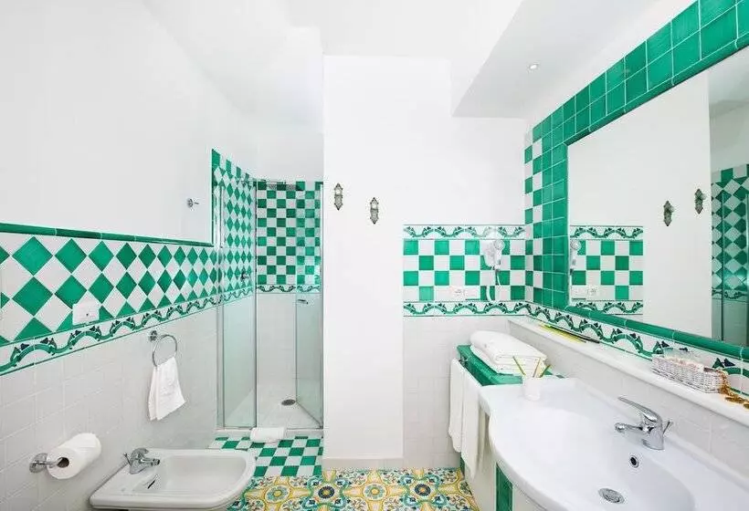 اتاق سه نفره دلوکس با چشمانداز دریا, Grand Hotel Tritone
