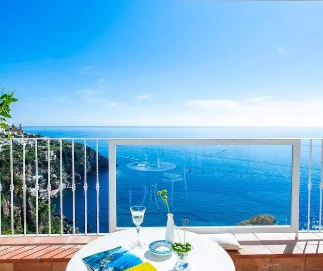 اتاق سه نفره دلوکس با چشمانداز دریا, Grand Hotel Tritone