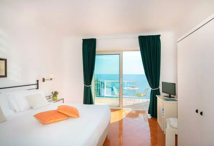 اتاق سه نفره دلوکس با چشمانداز دریا, Grand Hotel Tritone