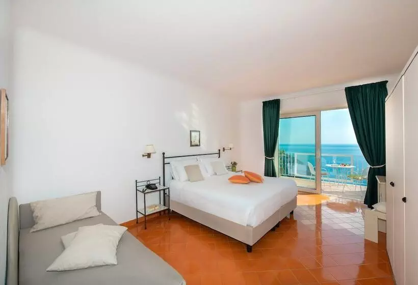 اتاق سه نفره دلوکس با چشمانداز دریا, Grand Hotel Tritone