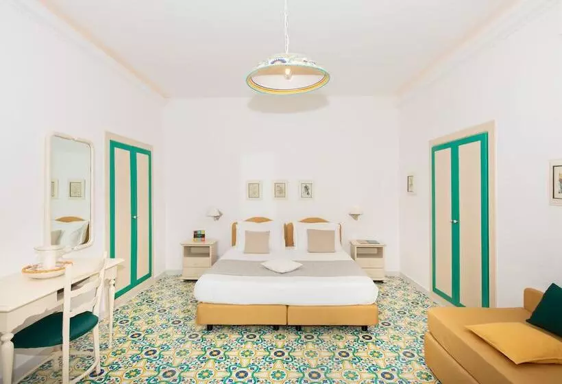 اتاق سه نفره دلوکس با چشمانداز دریا, Grand Hotel Tritone