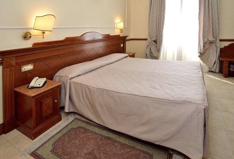 غرفة قياسية مطلة على المدينة, Hiberia