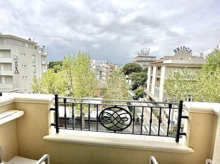 اتاق استاندارد سه نفره, Metropole