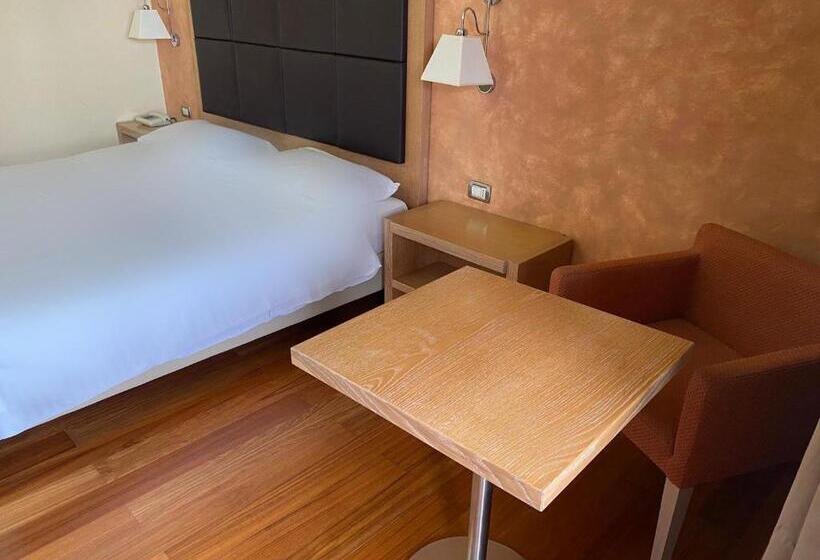 اتاق استاندارد با تخت بزرگ, Palace Del Conero
