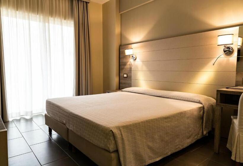 اتاق استاندارد با تخت بزرگ, Pineta Palace