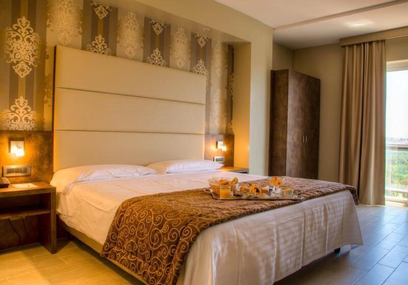 اتاق راحتی سه تخته, Pineta Palace