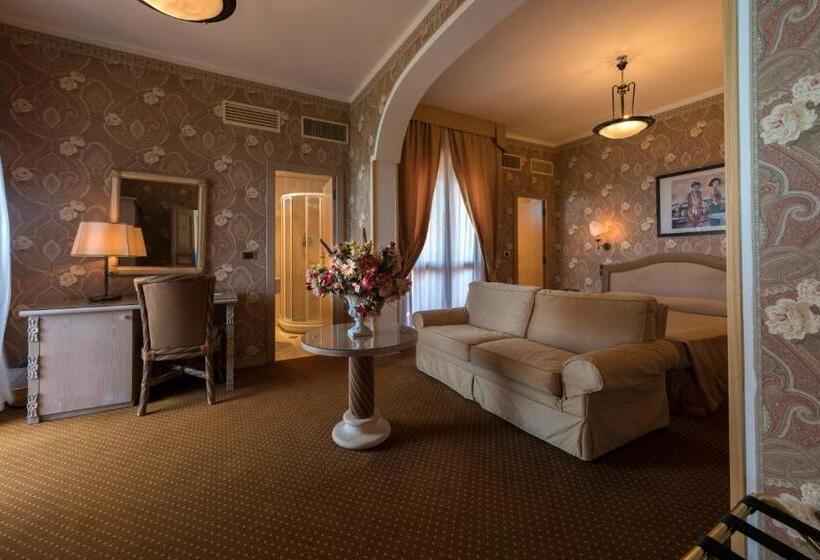 Полулюкс Вид на Море, Promenade