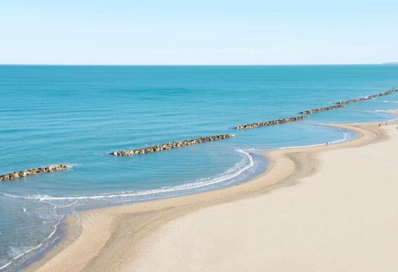 Полулюкс Вид на Море, Promenade