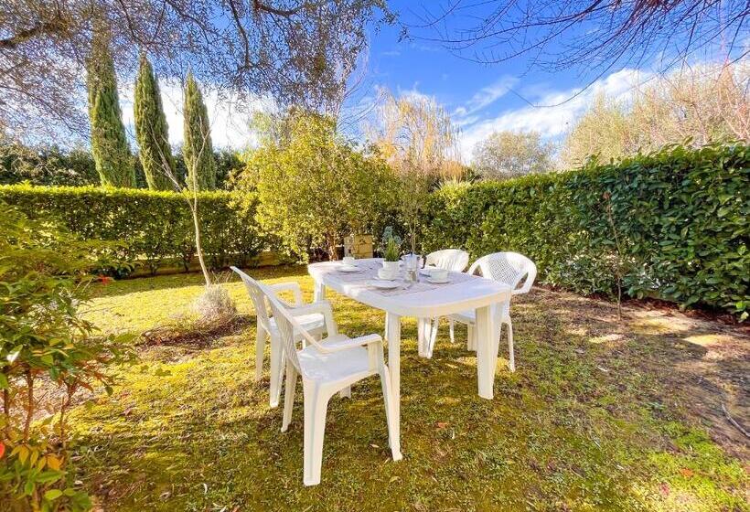 آپارتمان 1 خوابه با چشم‌انداز باغ, Homiday   Residence K2