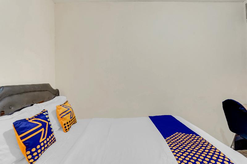 سوئیت جونیور با تخت بزرگ, De Bonart Naples Curio Collection By Hilton