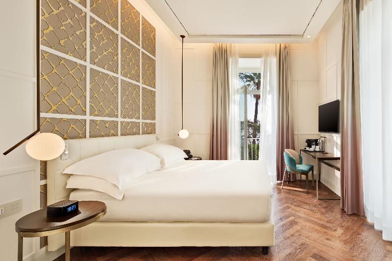 اتاق سوپریور با تخت بزرگ, De Bonart Naples Curio Collection By Hilton