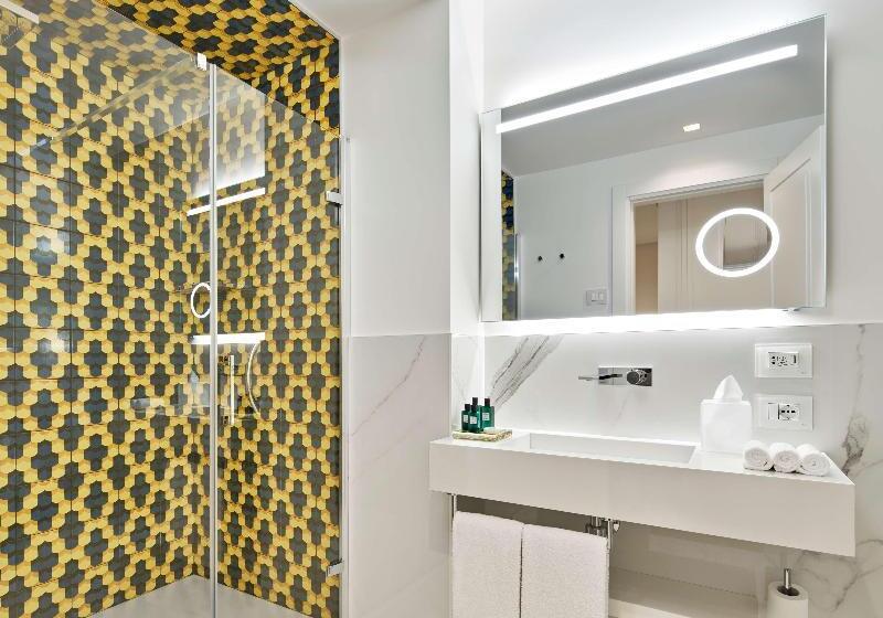 سوئیت جونیور با تخت بزرگ, De Bonart Naples Curio Collection By Hilton