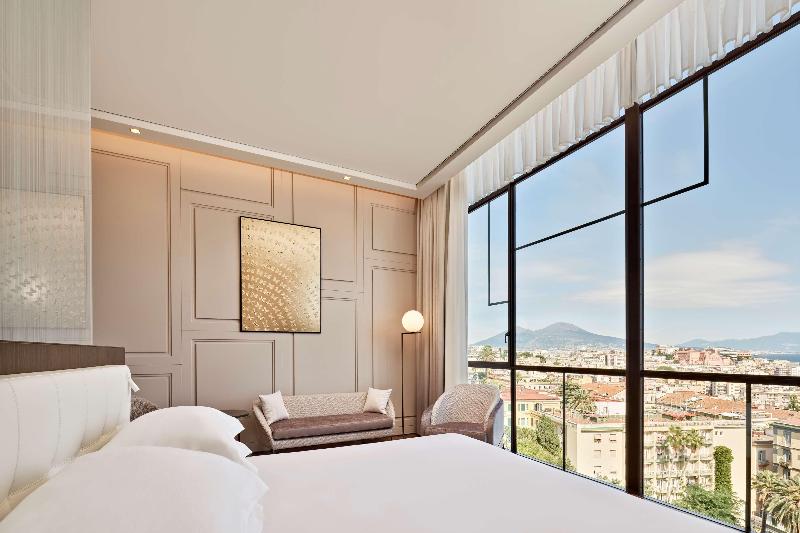 سوئیت جونیور با تخت بزرگ, De Bonart Naples   Curio Collection By Hilton