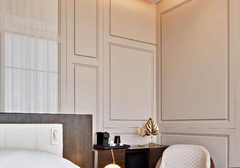 سوئیت جونیور با تخت بزرگ, De Bonart Naples Curio Collection By Hilton