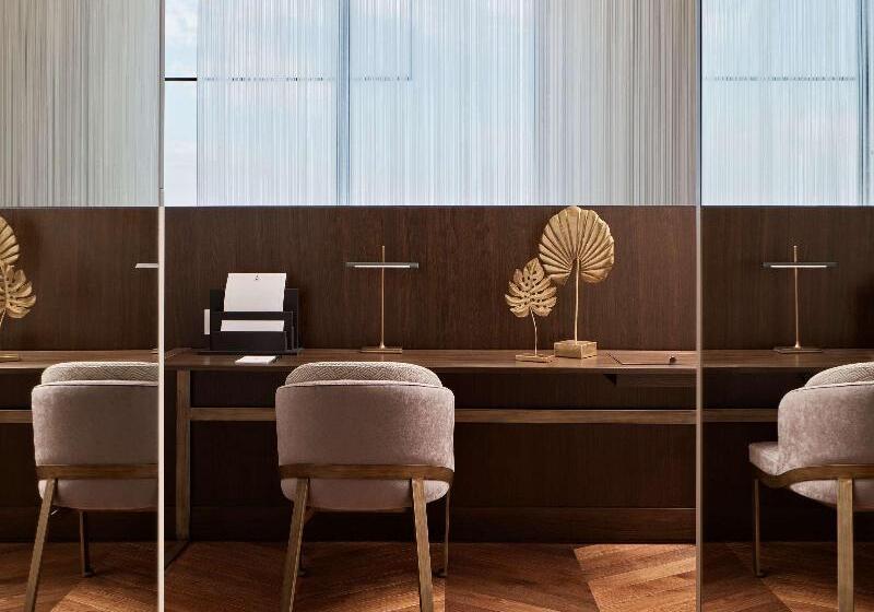 سوئیت جونیور با تخت بزرگ, De Bonart Naples Curio Collection By Hilton