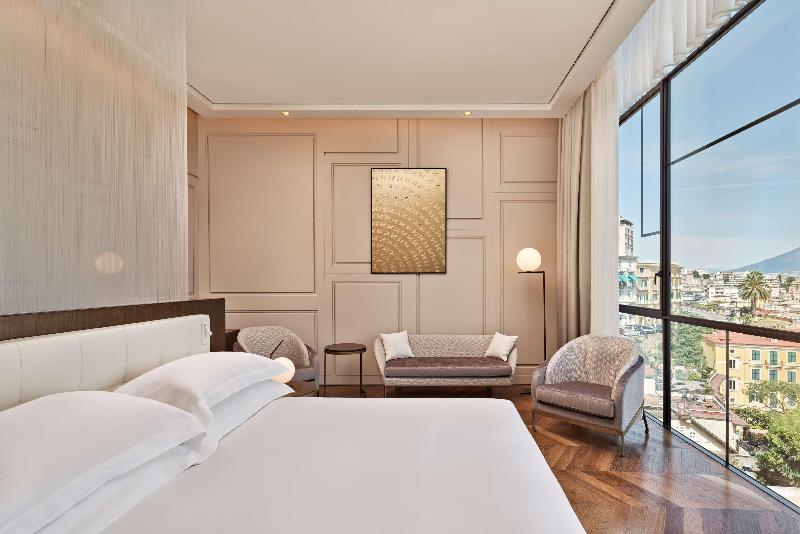 سوئیت جونیور با تخت بزرگ, De Bonart Naples   Curio Collection By Hilton