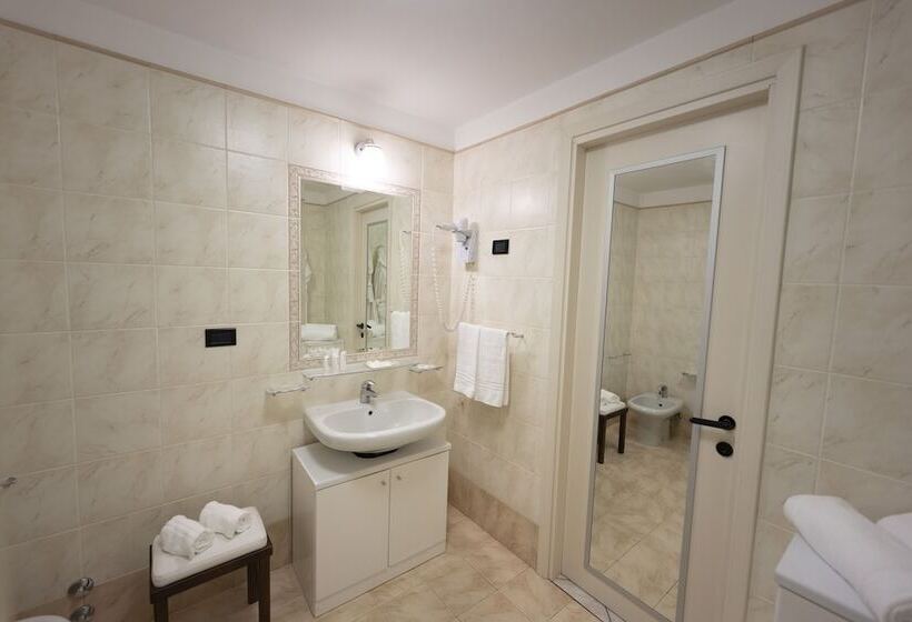 חדר קומפורט לשלושה, Pugnochiuso Resort Hotel Del Faro