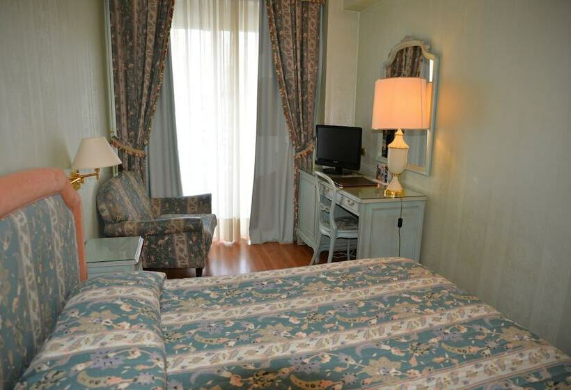 스탠다드 트리플 룸, Grand Hotel Bristol