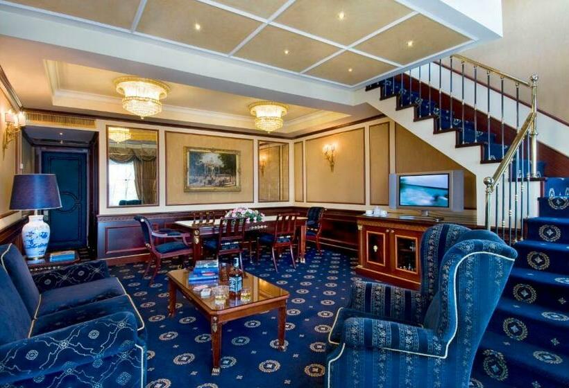 Люкс Сеньор, Grand Hotel Bristol