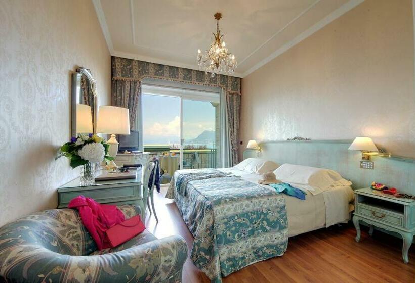 Номер Стандарт Вид на Бассейн, Grand Hotel Bristol