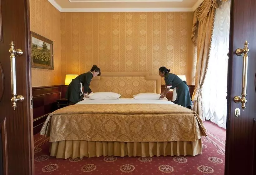 Suite with lake view, Grand Hotel Bristol