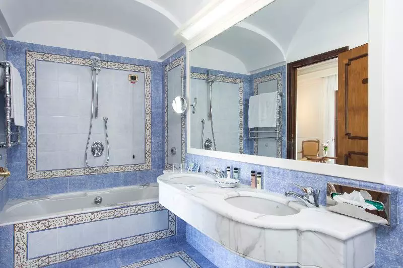 اتاق لوکس با چشم‌انداز دریا, Grand Hotel De La Ville