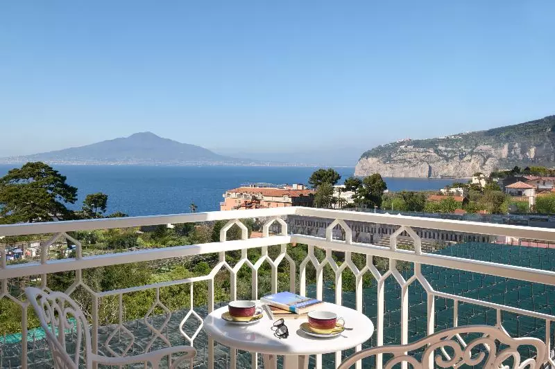 اتاق لوکس با چشم‌انداز دریا, Grand Hotel De La Ville