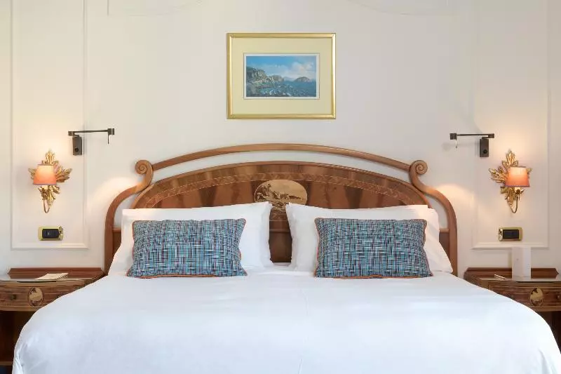 اتاق لوکس با چشم‌انداز دریا, Grand Hotel De La Ville