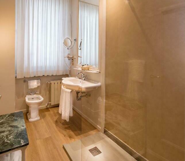 غرفة قياسية ثلاثية, Grand Hotel Sitea