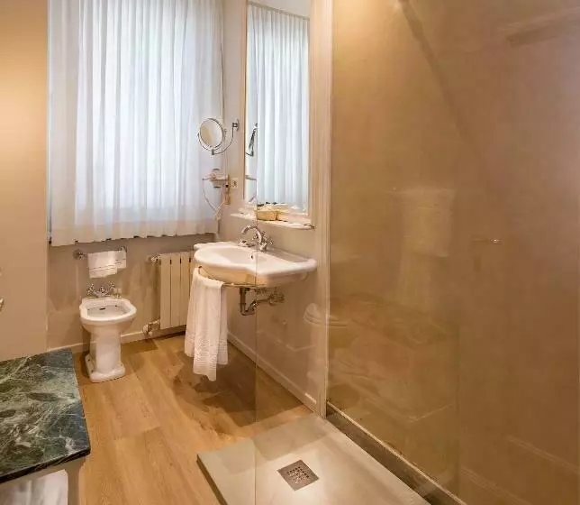 اتاق استاندارد سه نفره, Grand Hotel Sitea