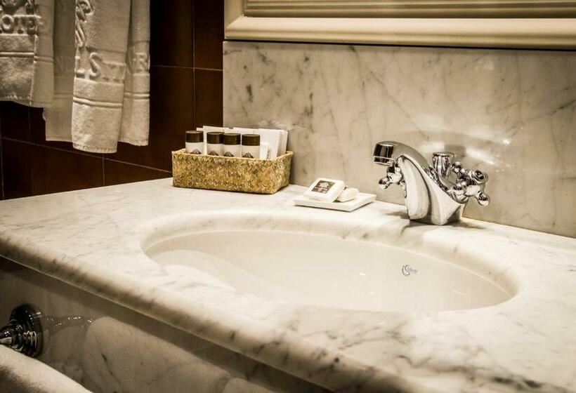 غرفة قياسية ثلاثية, Grand Hotel Sitea