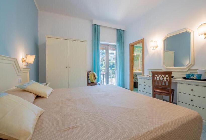 バルコニー付きスタンダードルーム, Ascot Sorrento