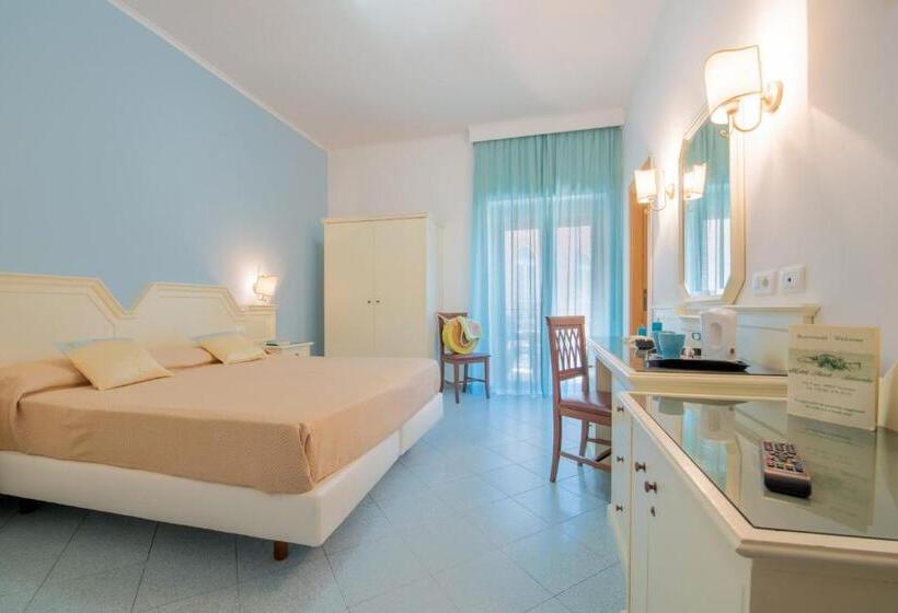 Habitación Triple Estándar con Balcón, Ascot Sorrento