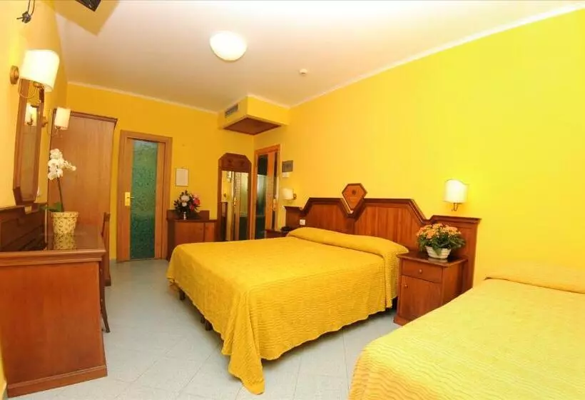 اتاق استاندارد چهارنفره با بالکن, Ascot Sorrento