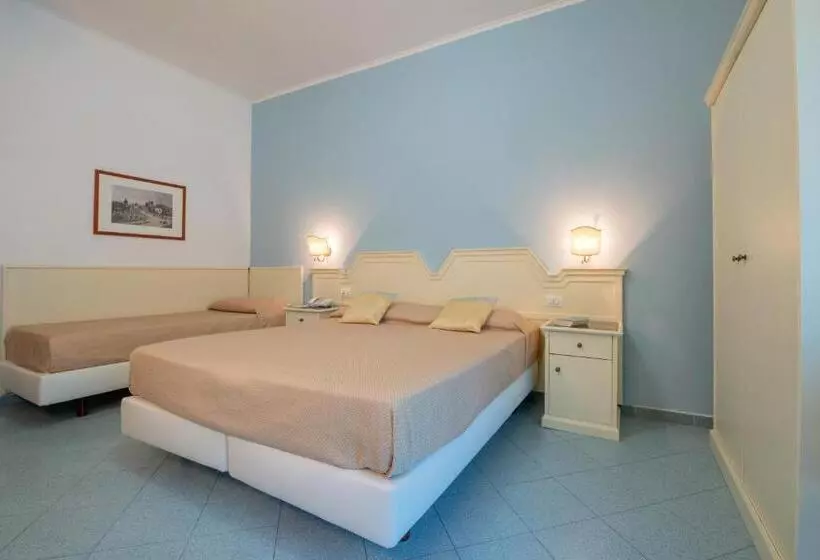 اتاق استاندارد چهارنفره با بالکن, Ascot Sorrento
