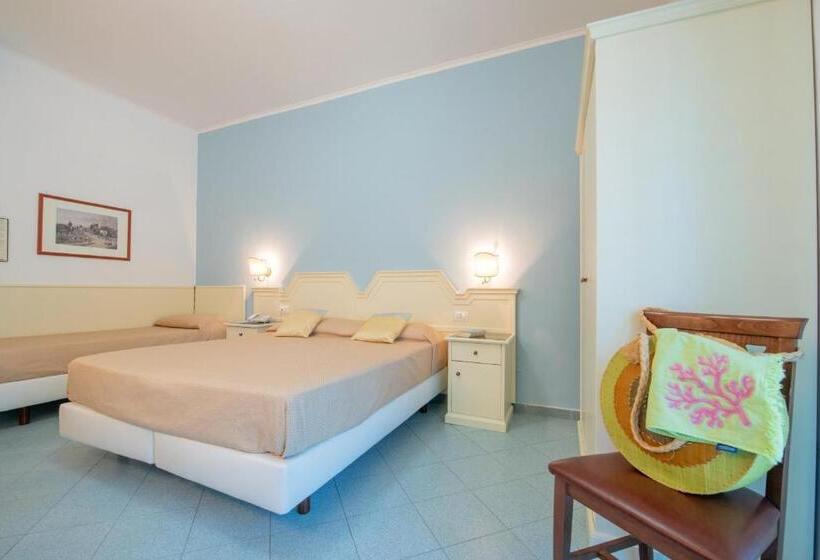Habitación Cuádruple Estándar con Balcón, Ascot Sorrento