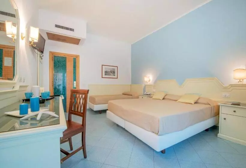 اتاق استاندارد چهارنفره با بالکن, Ascot Sorrento