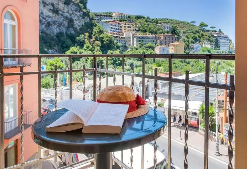 اتاق استاندارد چهارنفره با بالکن, Ascot Sorrento