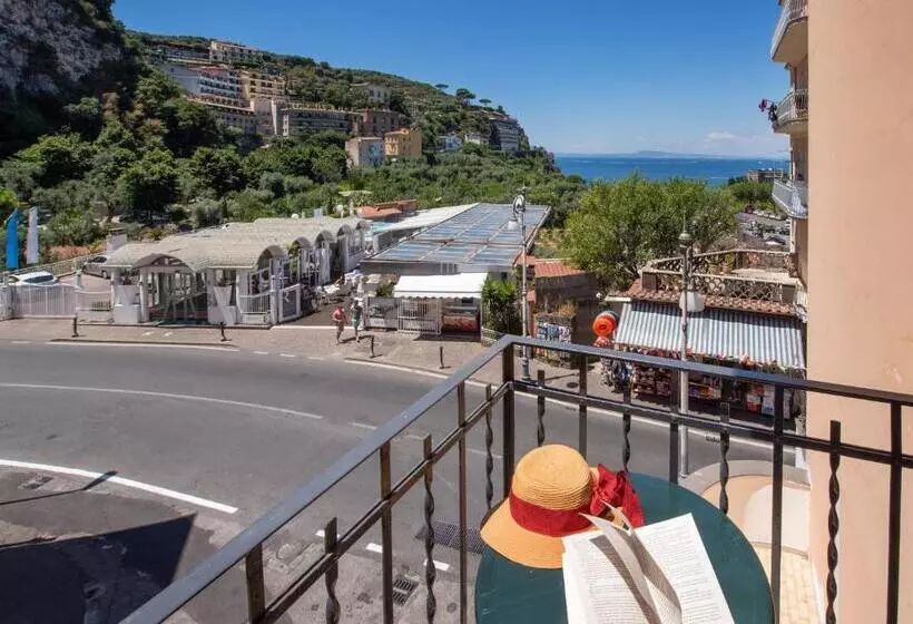 اتاق استاندارد با بالکن, Ascot Sorrento
