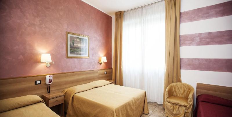 اتاق استاندارد سه نفره, Astor