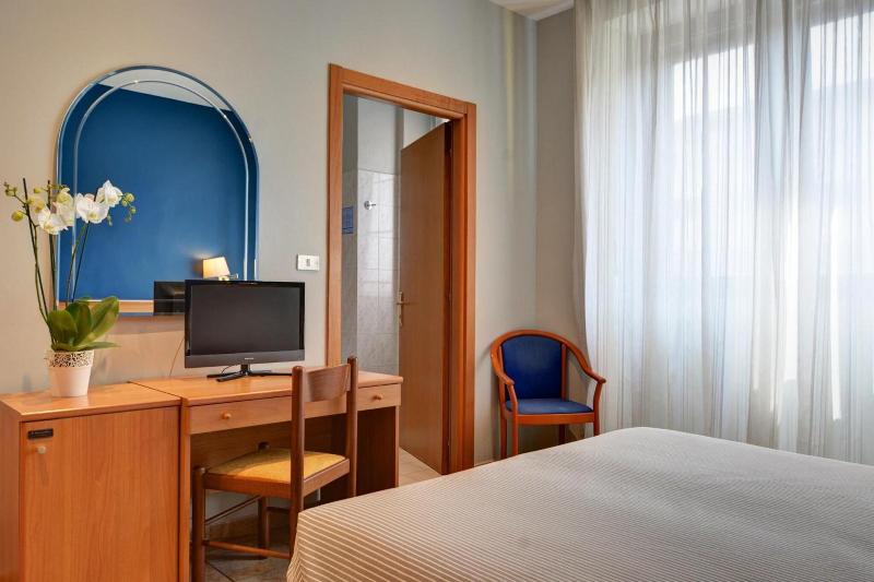 اتاق استاندارد سه نفره, Astor