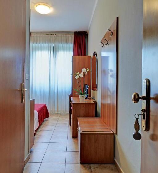 اتاق اکونومی, Astor