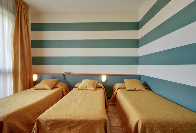 اتاق استاندارد سه نفره, Astor