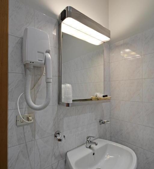 اتاق استاندارد چهار تخته, Astor