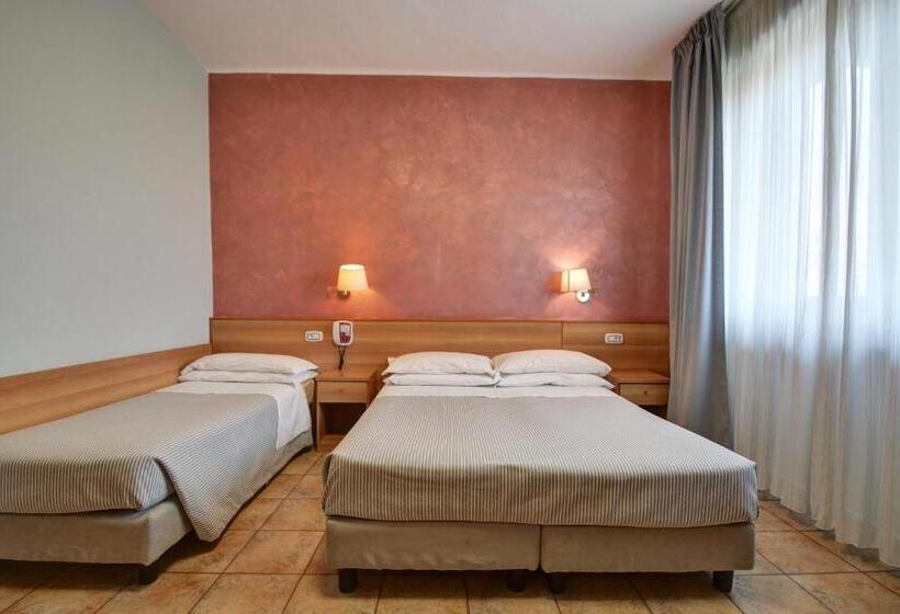 اتاق استاندارد چهار تخته, Astor