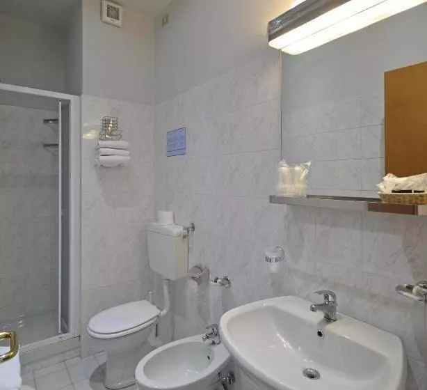 اتاق استاندارد چهار تخته, Astor