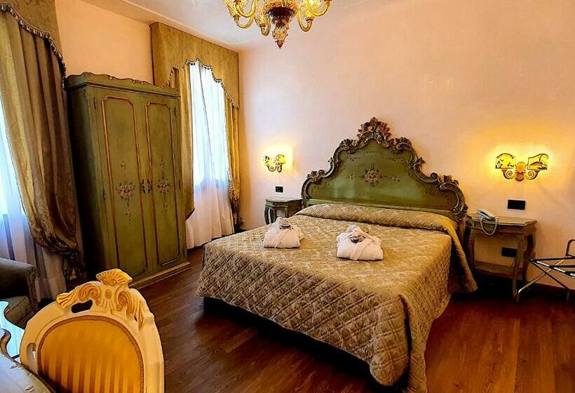 Superior Room, Carlton on The Grand Canal